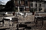 Tische auf einem Dorfplatz in der Provence, Frankreich